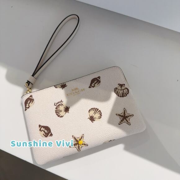 NWT Coach Corner Zip Wristlet With Shell Print CBP23 Gold/Chalk Multi - Picture 4 of 8